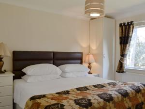 Tempat tidur dalam kamar di Lodge C- Uk33089