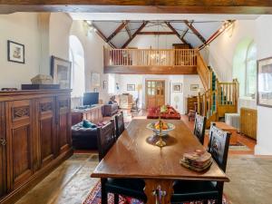 una sala de estar con una mesa de madera en una habitación en St Andrews Church en East Barkwith