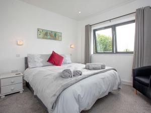 een slaapkamer met een bed met twee handdoeken erop bij The Walled Garden in Loxton