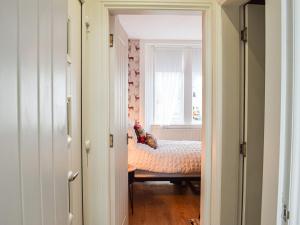 a bedroom with a bed and a window in a room at Linne Foirthe in Dysart