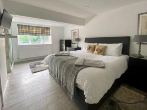 Un dormitorio con una cama grande y una ventana en Stable View, Ambron House en Barlow