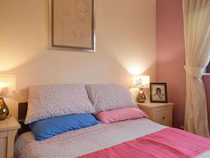 سرير أو أسرّة في غرفة في Withybrook Cottage