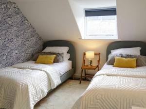 2 Betten nebeneinander in einem Zimmer in der Unterkunft The Photographers House in Southwold