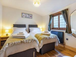 sypialnia z 2 łóżkami i oknem w obiekcie Snowdrop Lodge -uk32959 w mieście Molash