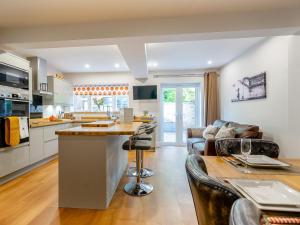 uma cozinha e sala de estar com um sofá e uma mesa em Hare Bee Bee em Stratford-upon-Avon