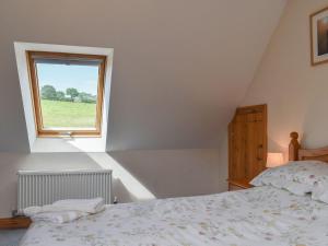 Un pat sau paturi într-o cameră la Dairy Cottage - Uk37833