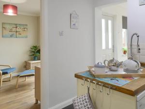 cocina con encimera y mesa en Haven View, en Berwick-Upon-Tweed