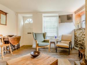 sala de estar con sillas y mesa en Millers Cottage, en Belford