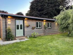 Molash的住宿－Bluebell Lodge-uk32958，一座带绿门和院子的小房子