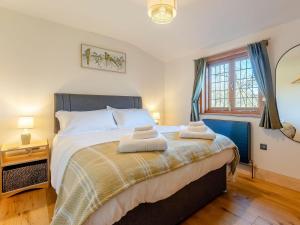 Molash的住宿－Bluebell Lodge-uk32958，一间卧室配有一张大床和两条毛巾