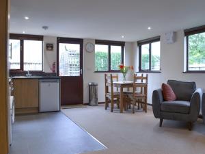 uma cozinha e sala de estar com mesa e cadeiras em Isleport Lodge em Highbridge