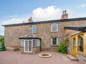 an exterior view of a brick house at Malt House in Skenfrith