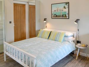 - une chambre avec un lit blanc et une couette bleue dans l'établissement The Studio At Westfield, à Bellingham