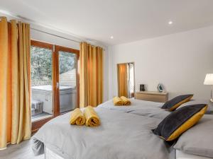 ein Schlafzimmer mit 2 Betten und gelben Kissen darauf in der Unterkunft Waterside Lodge One - Uk33351 in Southowram