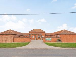 a large brick building with a driveway at The Potting Shed - Uk36120 in Horsington