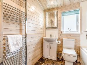 a bathroom with a toilet and a sink at Walnut Lodge-uk37595 in Willington