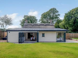 une extension à une maison avec toit dans l'établissement The Restored Cottage, à Eccleston