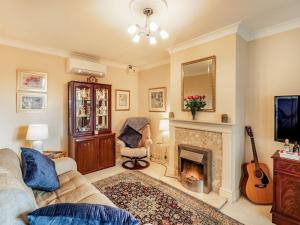 uma sala de estar com um sofá e uma lareira em Berwood Cottage em Epworth