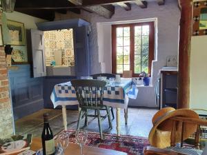 cocina con mesa y sillas en una habitación en Midelney Music Room, en Drayton