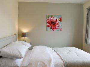 a bedroom with two white beds and a painting on the wall at Seven Dorchester Drive - Uk32625 in Inglewhite