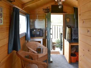 een kleine keuken met rieten stoelen in een tiny house bij Shepherds Rest in Wedmore