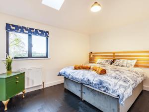a bedroom with a bed with a wooden headboard at Lotties Luxurious Lodge - Uk36784 in Sutton Valence
