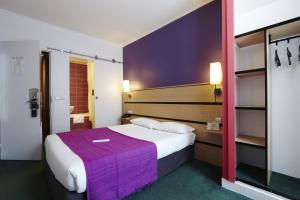 Кровать или кровати в номере Kyriad Paris 10 - Canal Saint Martin - République