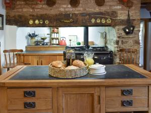 مطبخ أو مطبخ صغير في Waen Farm Cottage