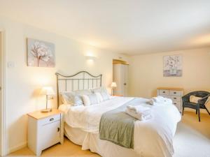 a bedroom with a large bed with towels on it at Coach House - Uk33307 in Mellis