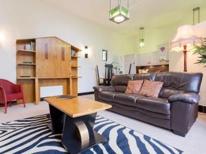 sala de estar con sofá de cuero y mesa de centro en Deco-uk12749 en Menheniot