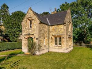 an old stone house with a grass yard at Gardeners Cottage - Uk35774 in Fulbeck