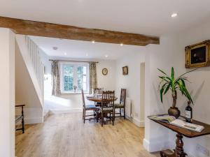 a living room with a table and chairs and a dining room at Gardeners Cottage - Uk35774 in Fulbeck