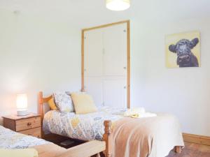 Brechfa的住宿－Typicca Farmhouse，一间带床和镜子的客厅