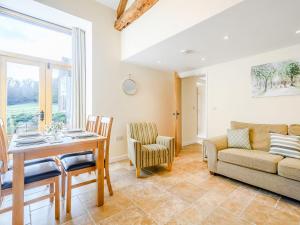 a living room with a table and a couch at Pipistrelle - Uk30758 in Bream
