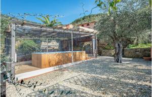 un jardín con pérgola de madera y un edificio en Casa I Gelsi, en Tre Colli