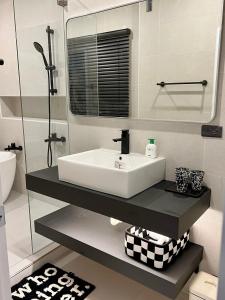Ένα μπάνιο στο 双層公寓 Duplex Apt.