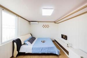 慶州市にあるRemember Youth Hostelの窓のある病室で、ベッドが備わります。