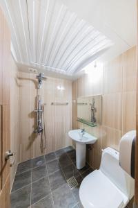 uma casa de banho com um WC e um lavatório em Remember Youth Hostel em Gyeongju