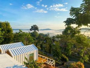 een afbeelding van een huis met uitzicht op het bos bij Serene Khaokho in Ban Khao Ya Nua