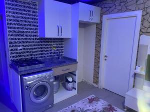 a kitchen with a stove and a washing machine at İmperyum otel in Kaleköy