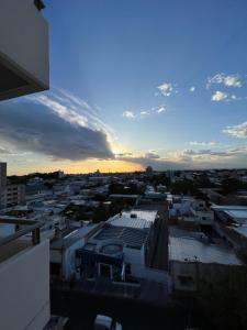 サンルイスにあるDepartamento San Luis Centroの建物からの夕日の街並み