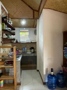 eine kleine Küche mit einer Spüle und einer Theke in der Unterkunft Mango House in Ko Lanta