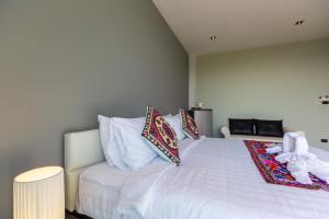Postel nebo postele na pokoji v ubytování Rossarin Sea View Patong