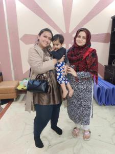 Deux femmes et un bébé posant une photo dans l'établissement Friends Home Stay - Agra, à Agra