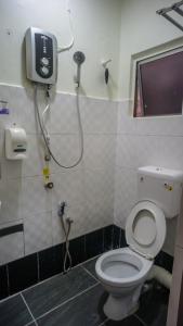 uma casa de banho com um WC e um chuveiro em Hotel Citra em Brinchang