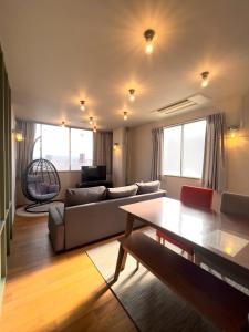 高松市にあるHotel Yuzukiのソファとテーブルのあるリビングルーム +37枚の写真