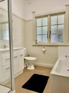 Bilik mandi di The Brown House Tenterfield