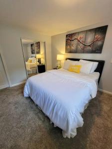 sypialnia z dużym białym łóżkiem w pokoju w obiekcie Riviera Beach Getaway with 5BDR near Airport and Casino w mieście Pasadena