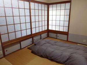 Katil atau katil-katil dalam bilik di House near Shimonada Station and Cat island.