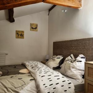 1 dormitorio con 2 camas y almohadas blancas en Villa de 3 chambres avec piscine privee jacuzzi et jardin clos a Lussana, en Lussan